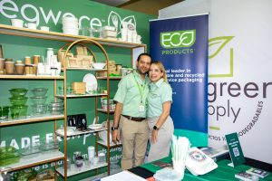 Un hombre y una mujer en un puesto con repisas de productos en Expo Horeca SPS 2026